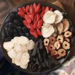 Steaming Ginseng Five Treasure Tea: Pyramid Bag Brewing in Glass